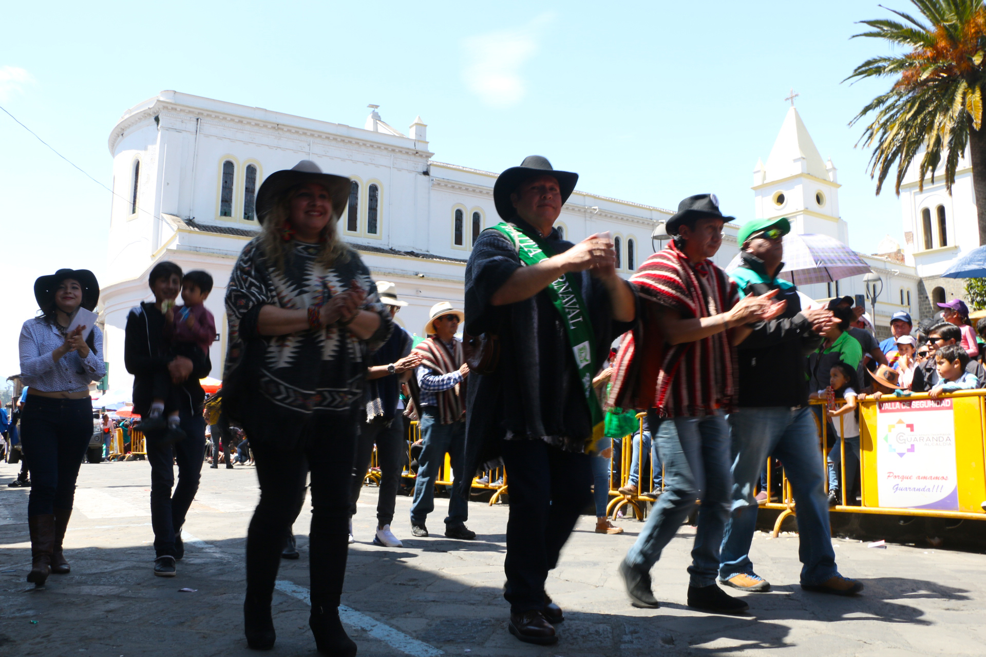 Participantes del Carnaval de Guaranda frente a la iglesia